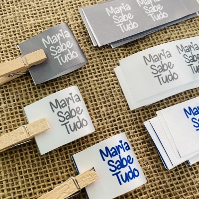 Etiquetas Alta Definição | 3 cm Largura | Dobradas | Logótipo Vertical | Glossy