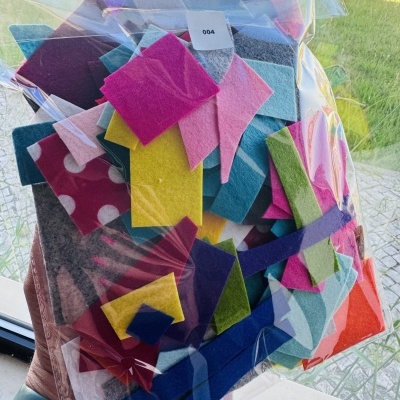 100g de feltro cortado aos pedaços irregulares de várias cores | Ref. 004