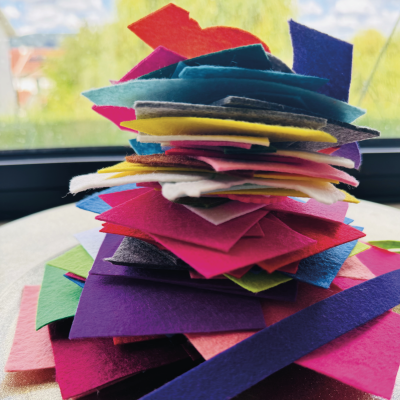 100g de feltro cortado aos pedaços irregulares de várias cores | Ref. 007