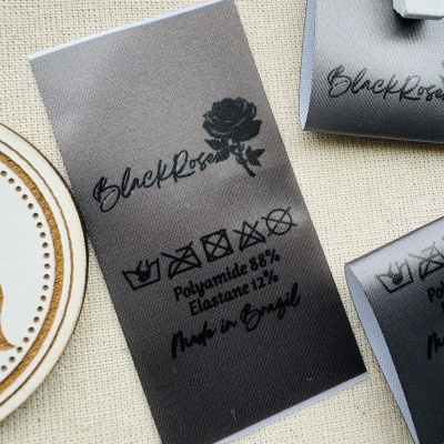 Etiquetas Alta Definição | Glossy | 3.5 cm Largura | Dobradas | Logo Horizontal Etiquetas Alta Definição | Glossy | 3.5 cm Largura | Dobradas | Logo Horizontal