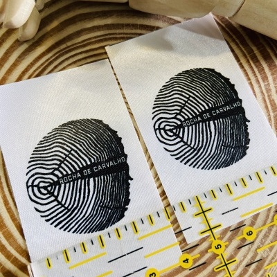 Etiquetas Alta Definição | 4cm Largura | Planas | Logo Vertical | Glossy