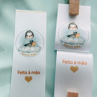 Etiquetas Alta Definição | 2,5 cm Largura | Dobradas | Logo Horizontal | Glossy