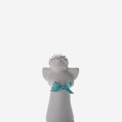 Rosa Malva Anjinho com mãos nas costas branco