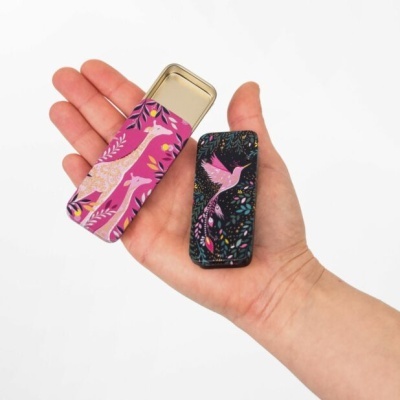 Sara Miller Latinha tampa deslizante 3,4x8x1,2cm sortida