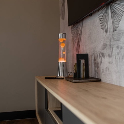 Fisura Candeeiro de lava com base cromada, líquido transparente e lava laranja