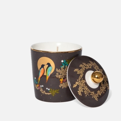 Vela Sara Miller - Gerânio, Patchouli e Vetiver Vela Sara Miller - Gerânio, Patchouli e Vetiver