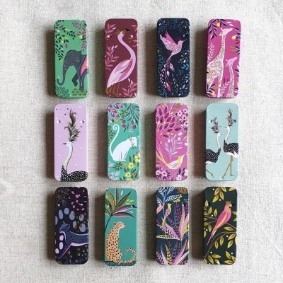 Sara Miller Latinha tampa deslizante 3,4x8x1,2cm sortida