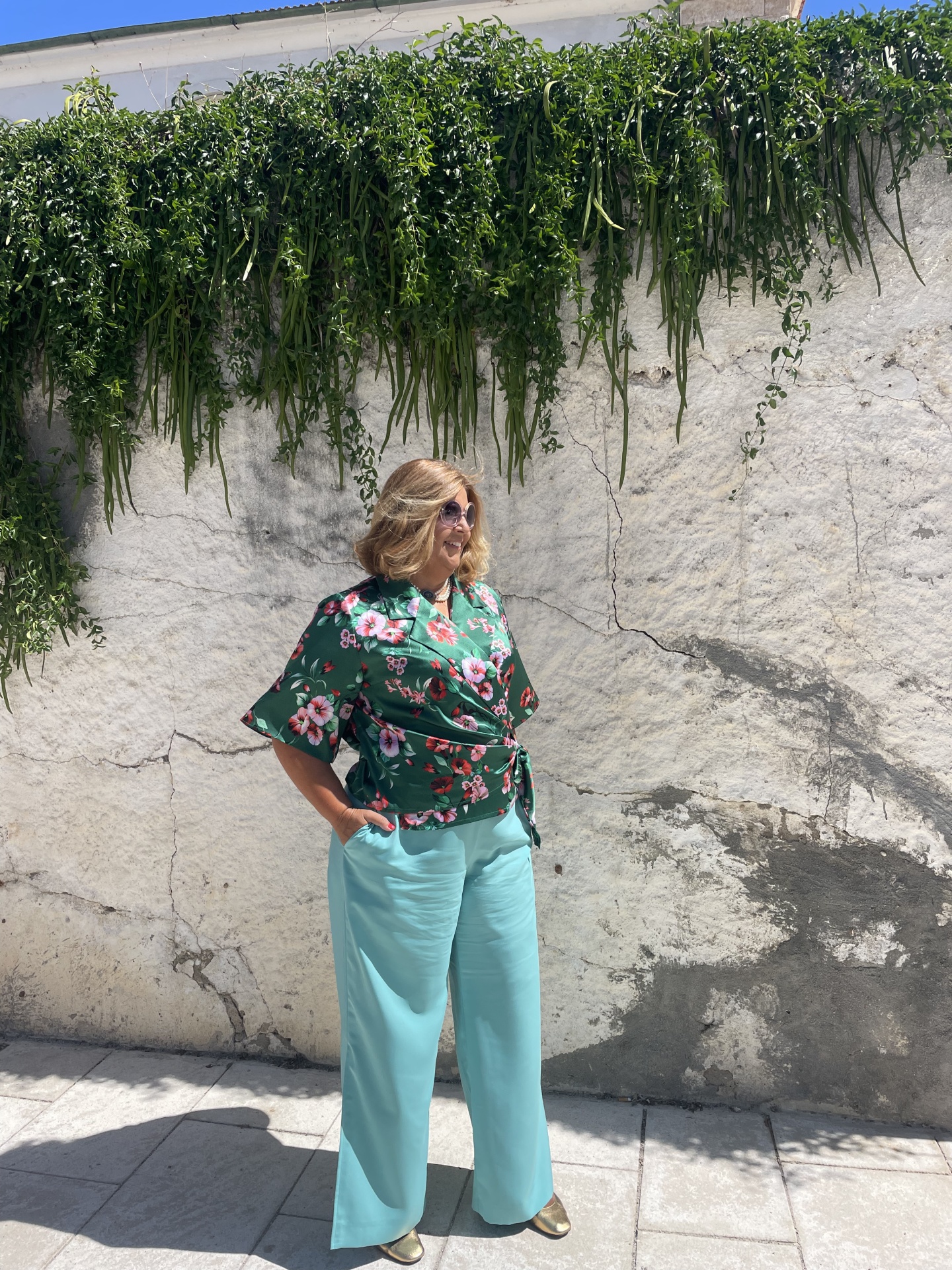 Margarida com o seu conjunto de seda à medida 