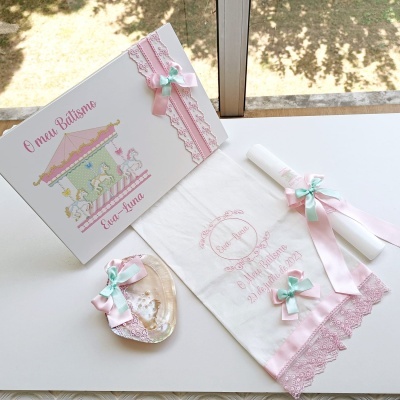 https://www.ensinarteatelier.com/product/conjunto-de-batismo-caixa-impressa-e-renda