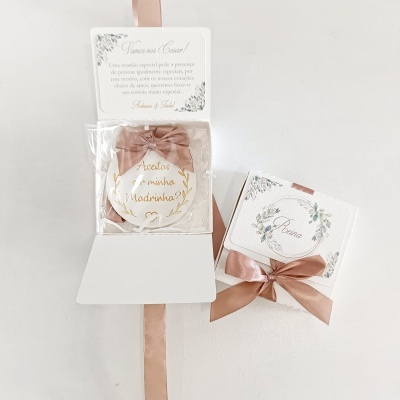 https://www.ensinarteatelier.com/product/caixinha-convite-padrinhos