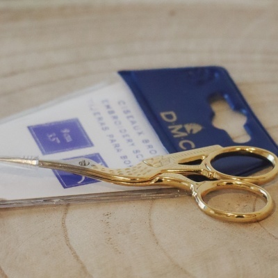 Tesoura de bordado cegonha dourada DMC