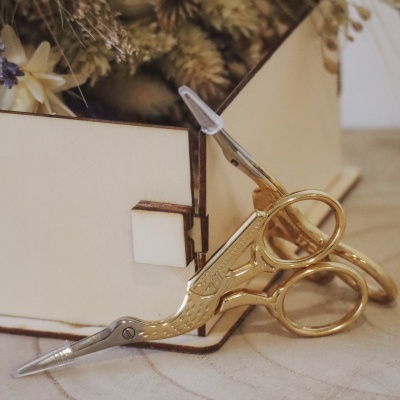 Tesoura de bordado cegonha dourada DMC