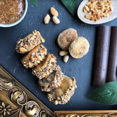 Figo recheado com Manteiga de Amendoim Caramelizado e Topping de Chocolate e Amendoim Caramelizado (100gr.)