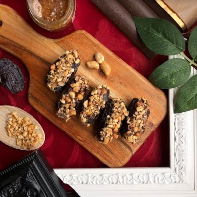 Tâmara recheada com Manteiga de Amendoim Caramelizado e Topping de Chocolate e Amendoim Caramelizado (100gr.)