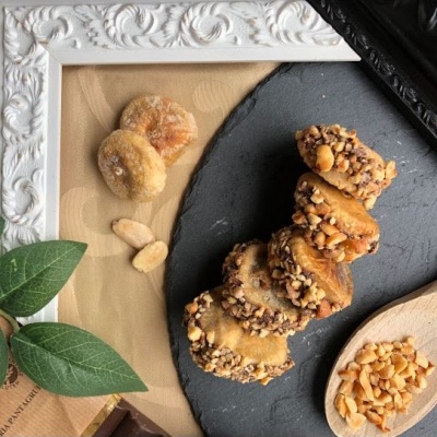 Figo recheado com Manteiga de Amêndoa Caramelizada e Topping de Chocolate e Amêndoa Caramelizada (100gr.)