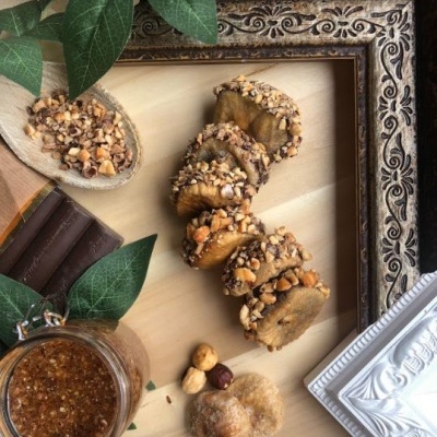 Figo recheado com Manteiga de Avelã Caramelizada e Topping de Chocolate e Avelã Caramelizada (100gr.)