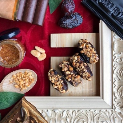 Tâmara recheada com Manteiga de Amêndoa Caramelizada e Topping de Chocolate e Amêndoa Caramelizada (100gr.)