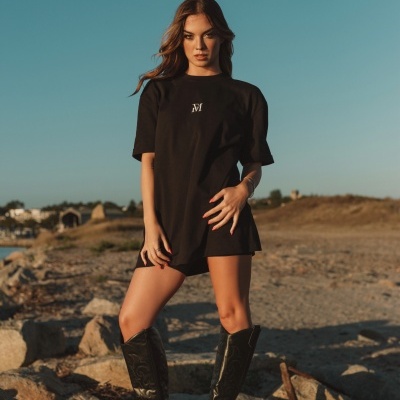 black t-shirt oversized