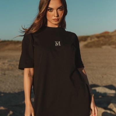 black t-shirt oversized