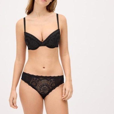 Cueca brasileira com renda