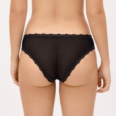 Cueca brasileira com renda