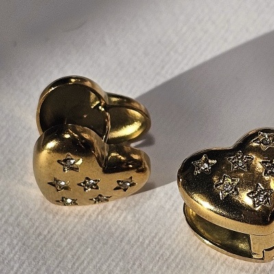 Brincos Corações com pontinhos de Luz