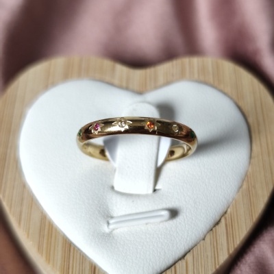 Anel com cristais coloridos