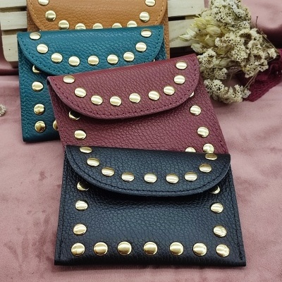 Porta-moedas em Pele com Tachas