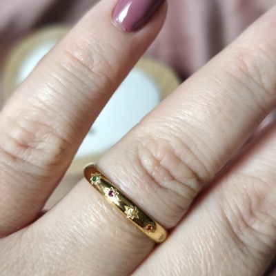 Anel com cristais coloridos