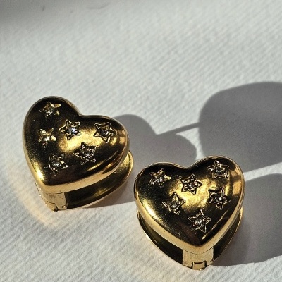 Brincos Corações com pontinhos de Luz