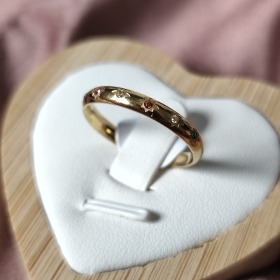 Anel com cristais coloridos