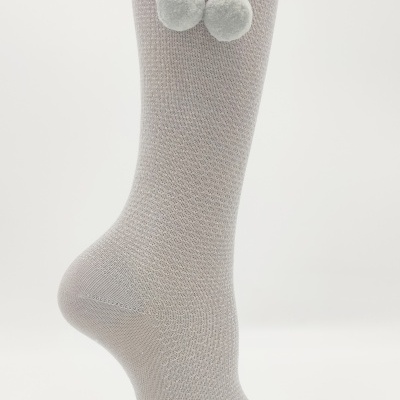 Meia Ponto Arroz Cinza Claro com pompom