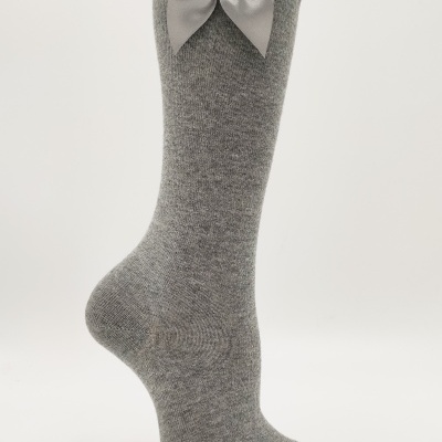 Meia joelho lisa laço cinza medio