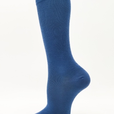 Meia joelho lisa azul ganga