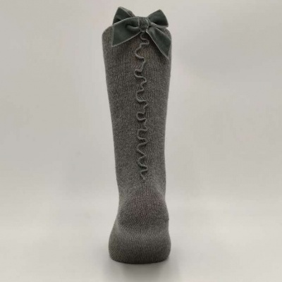 Meia joelho rolinho com laço de veludo cinza mescla