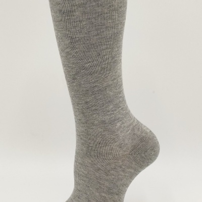 Meia joelho lisa cinza claro mescla