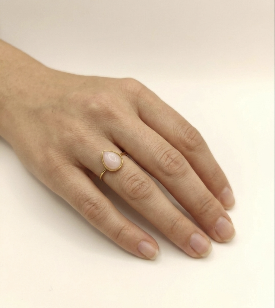 Anel ajustável de aço com quartzo rosa (dourado)