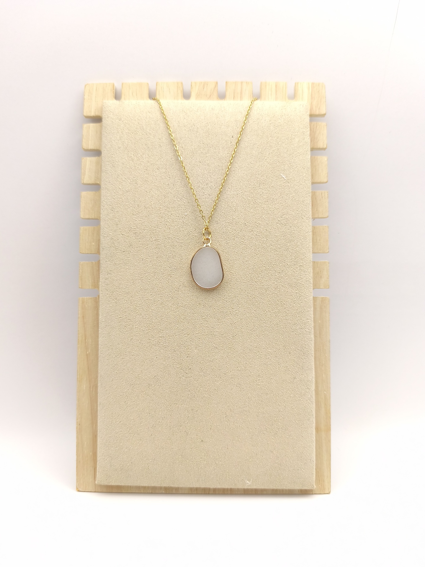 Colar de aço com pingente quartzo branco