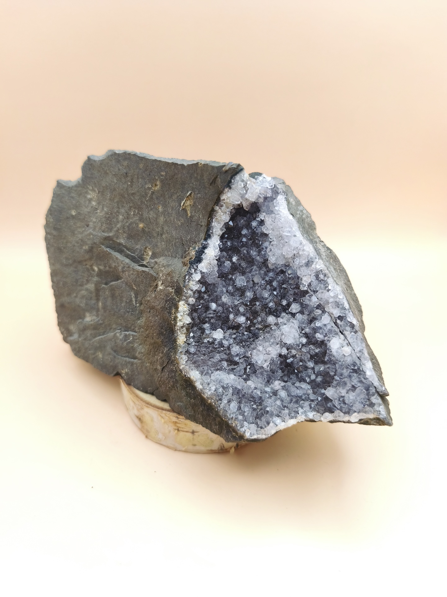 Drusa de ametista na matriz