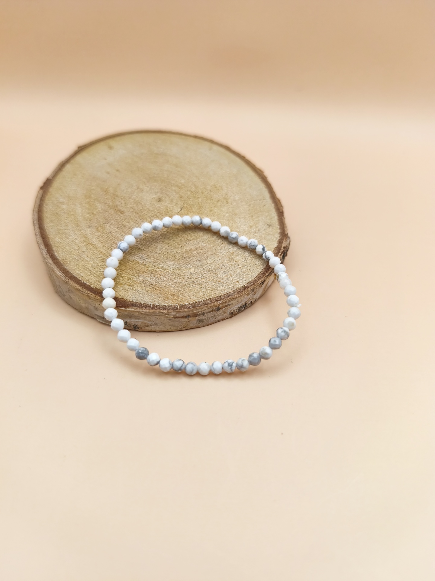 Pulseira Howlite Branca multifacetada 3mm
