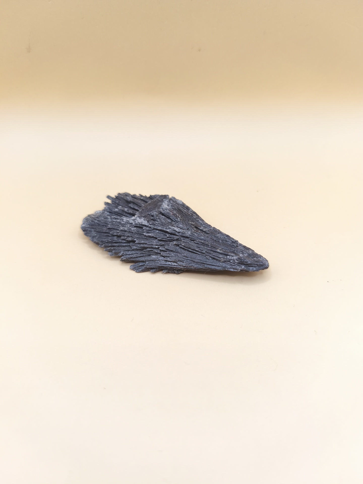 Cianite Preta ( Vassourinha Bruxa ) (65/75mm)