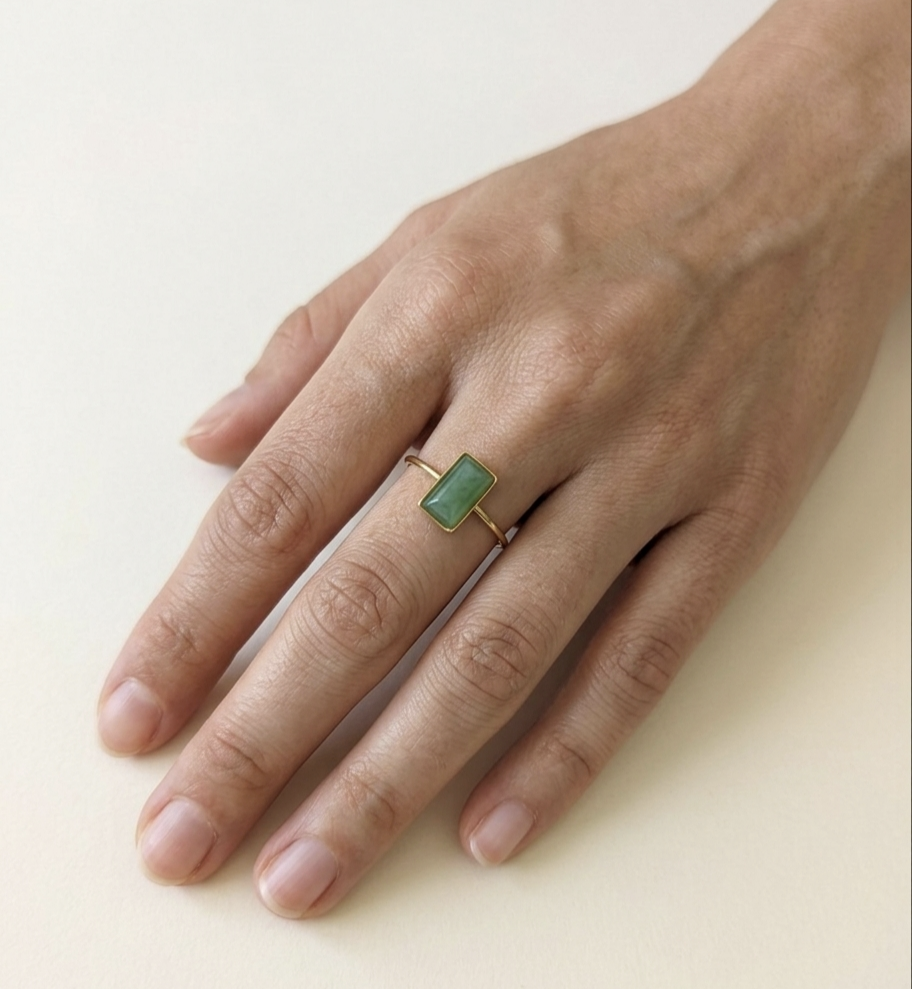 Anel ajustável de aço com quartzo verde (dourado)