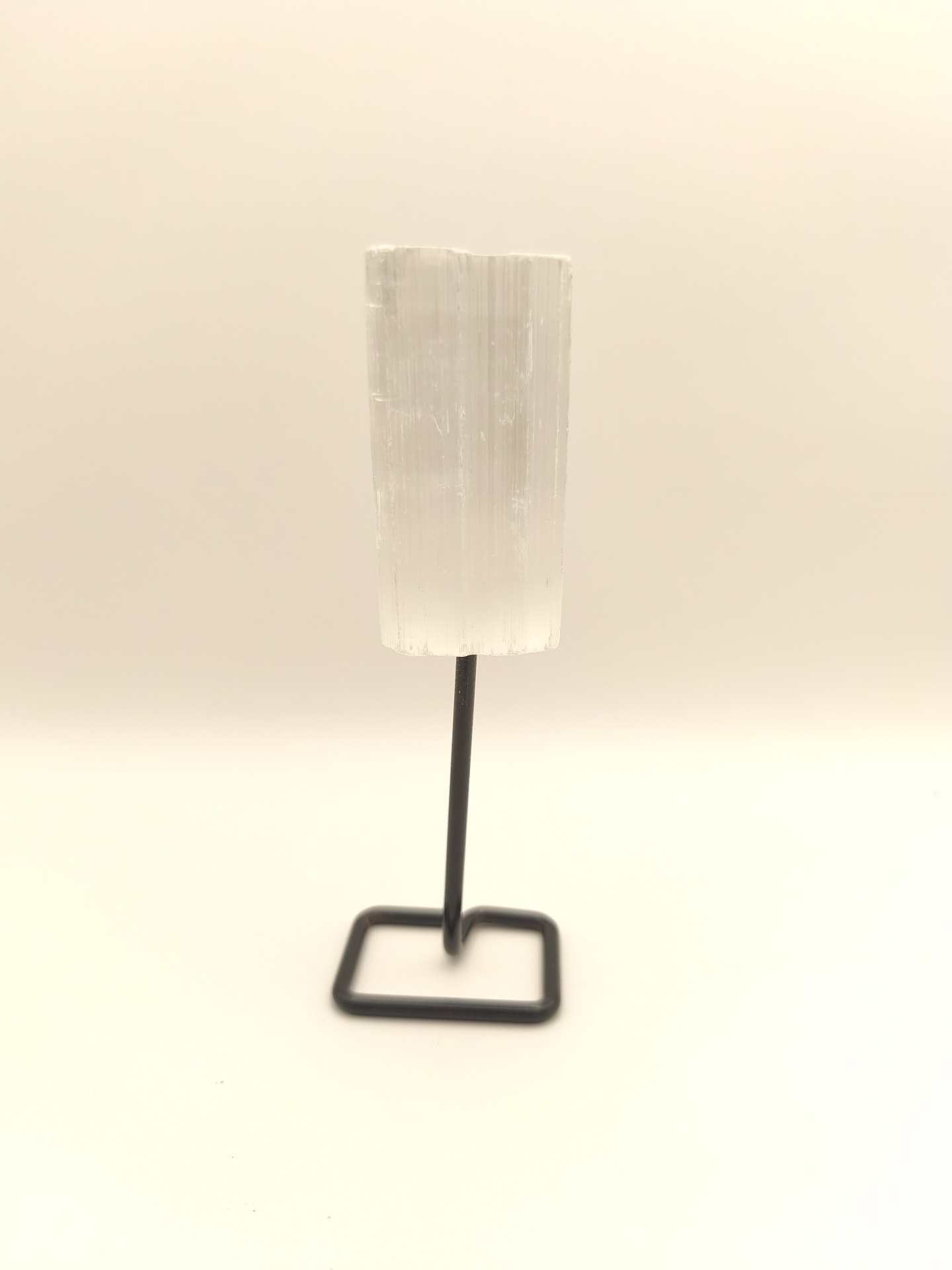 Selenite em bruto com suporte