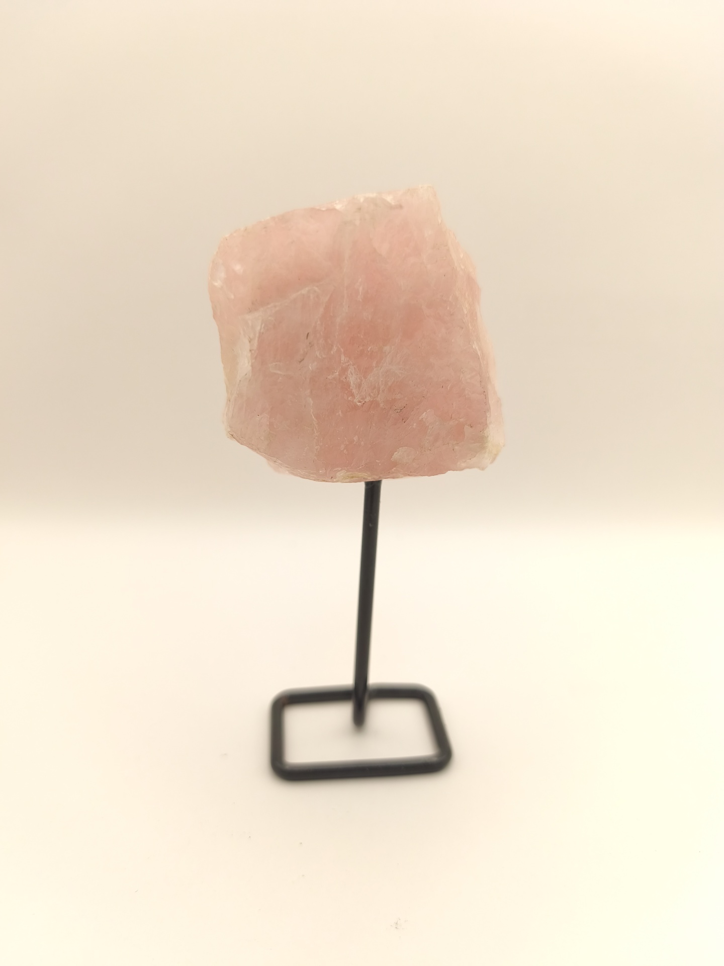 Quartzo rosa em bruto com suporte