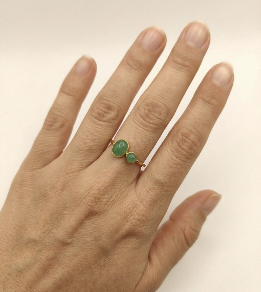 Anel ajustável de aço com quartzo verde (dourado)