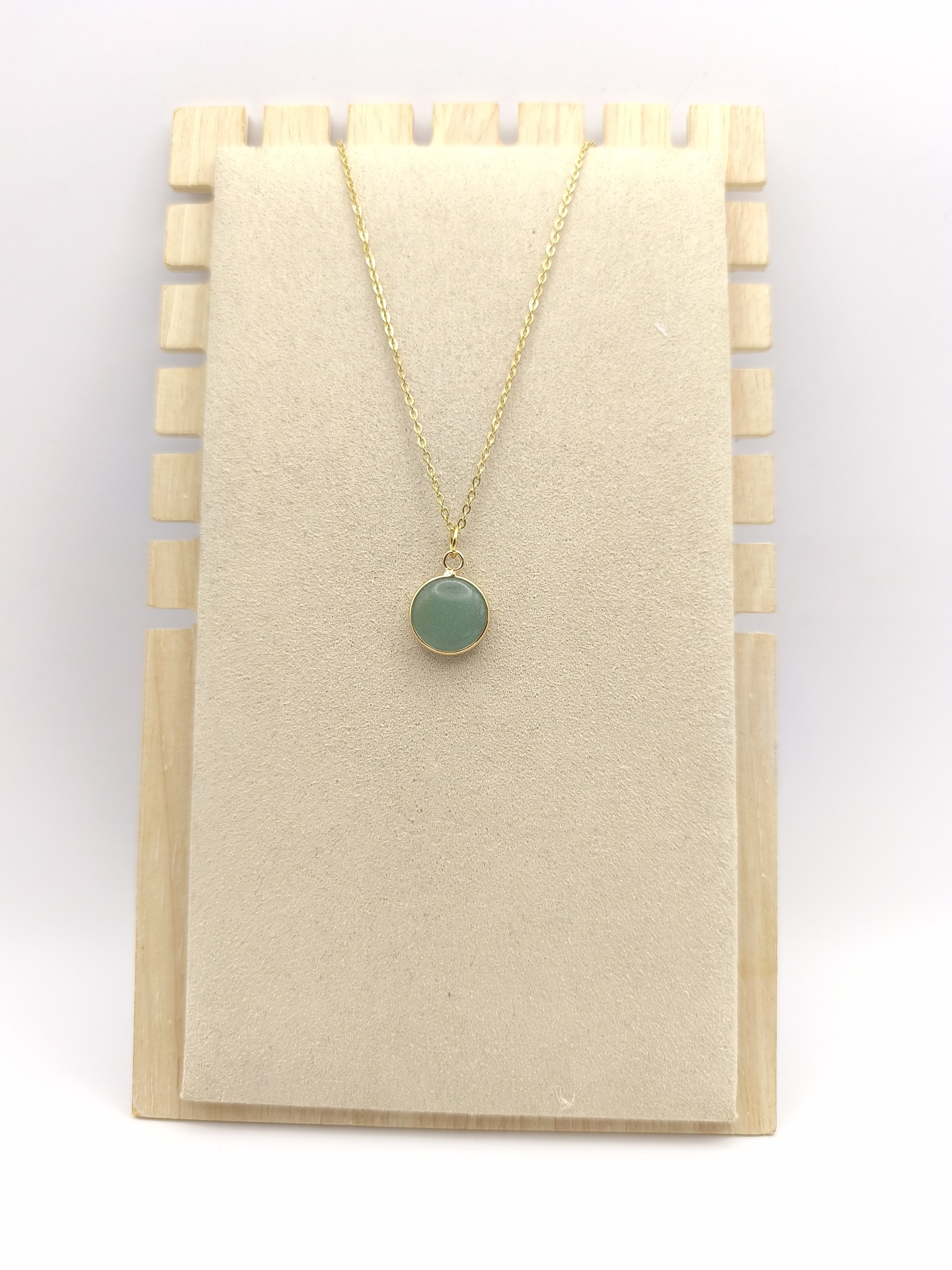 Colar de aço com pingente quartzo verde