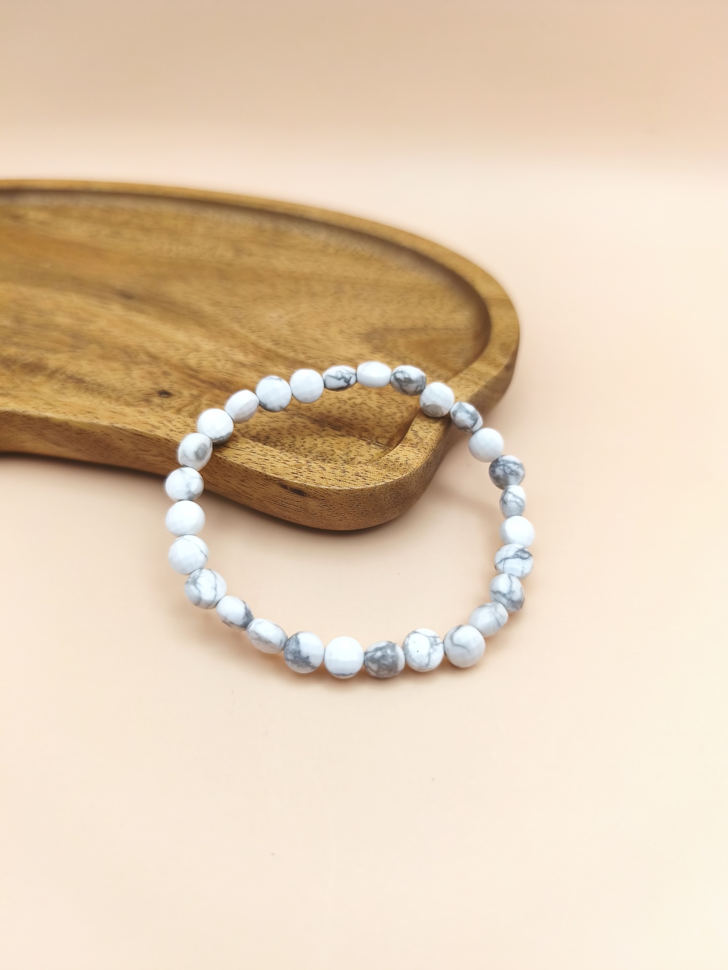 Pulseira Howlite Branca Multifacetada