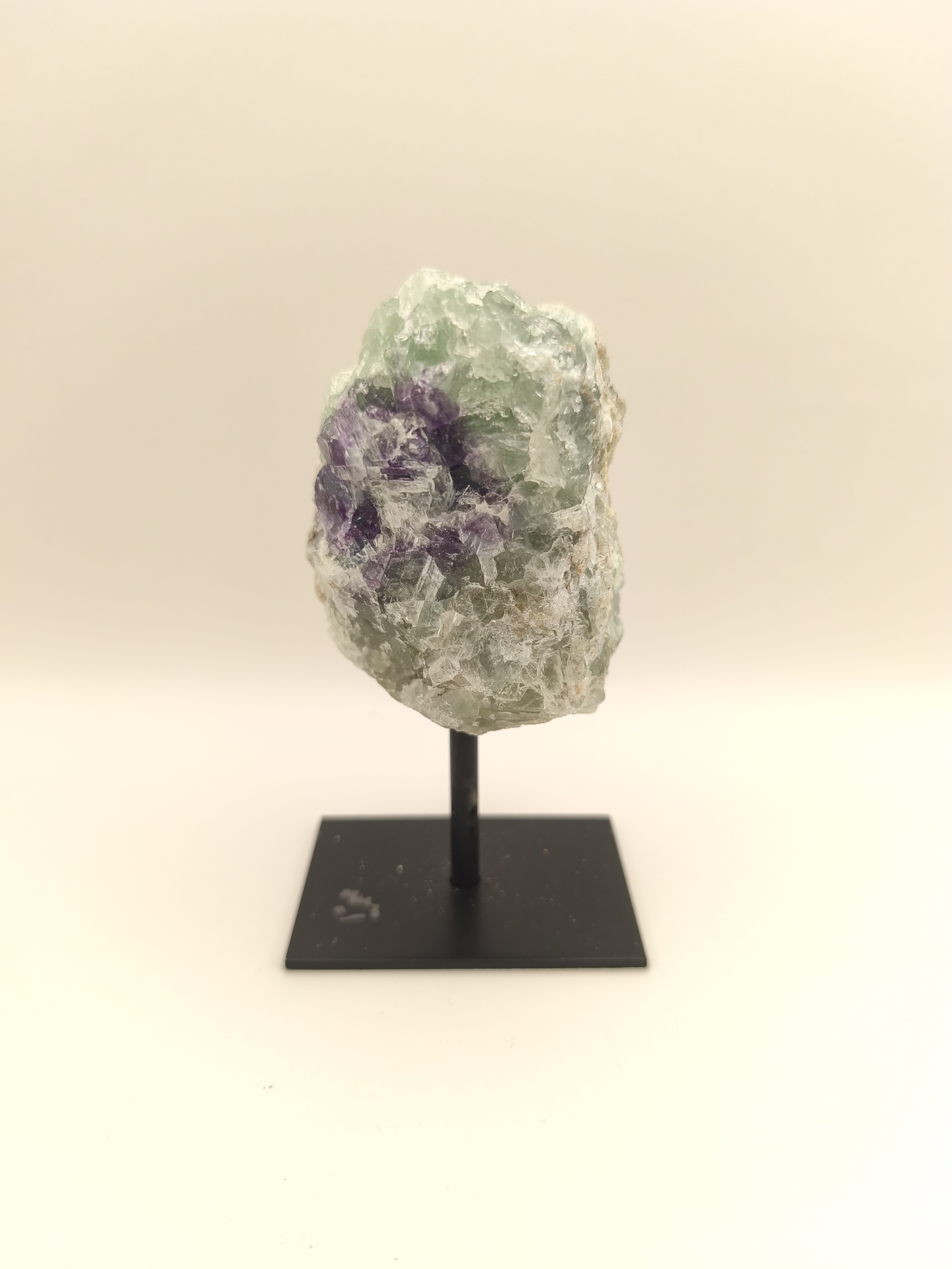 Fluorite arco íris em bruto com suporte
