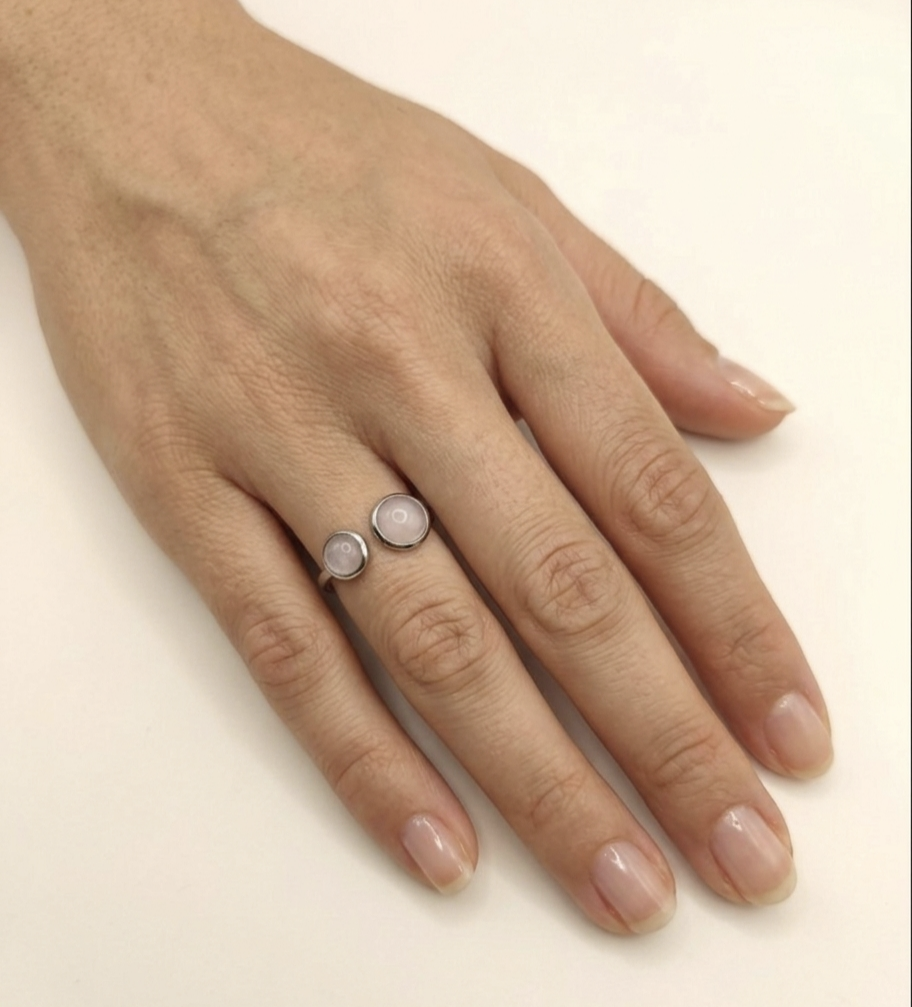 Anel ajustável de aço com quartzo rosa (prateado)