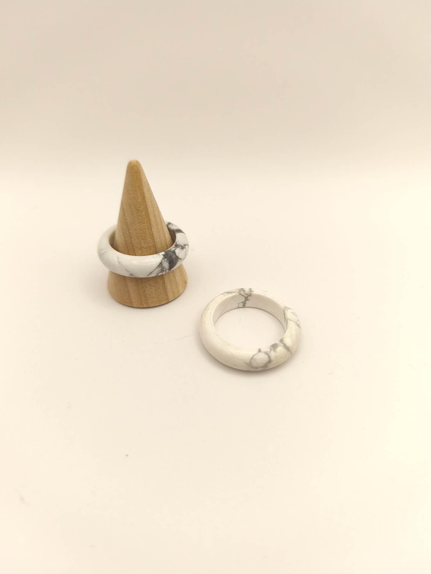 Anel de howlite branca